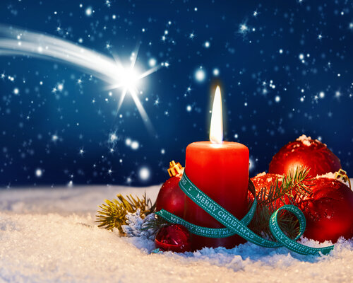 Wihnachtliches Bild mit Adventsgesteck und brennender Kerze